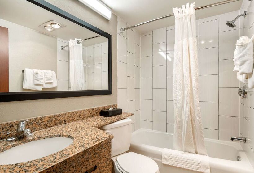 هتل Americinn By Wyndham Grand Rapids Airport North