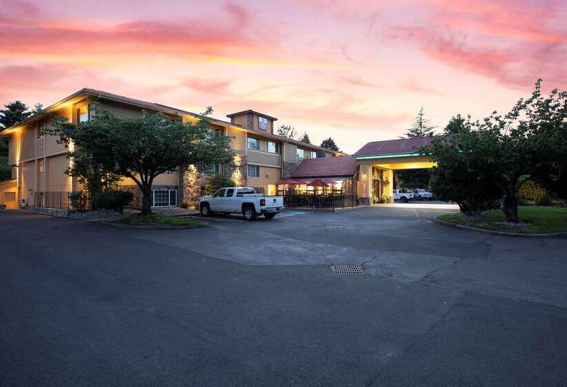 هتل Best Western Plus Parkway Inn