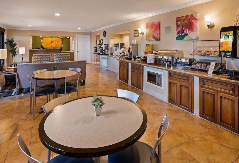 בית מלון כפרי Best Western Plus Pleasanton Inn