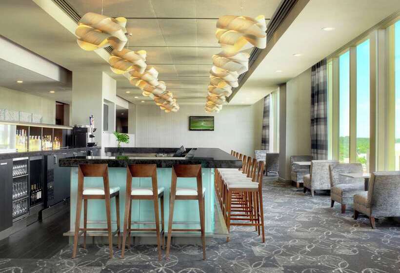 هتل Doubletree By Hilton  Cedar Rapids Convention Complex