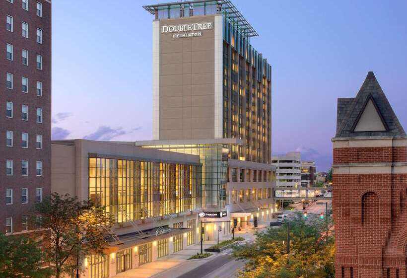 هتل Doubletree By Hilton  Cedar Rapids Convention Complex