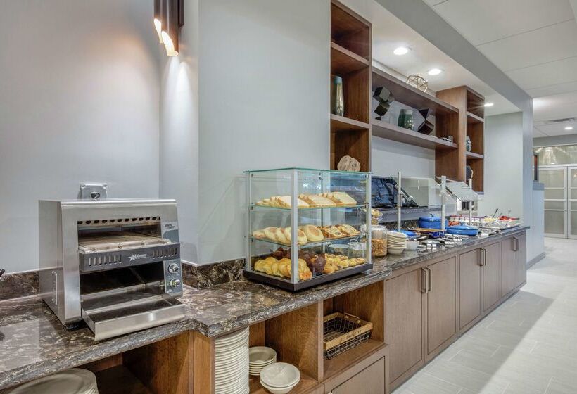 هتل Doubletree By Hilton Birmingham Perimeter Park