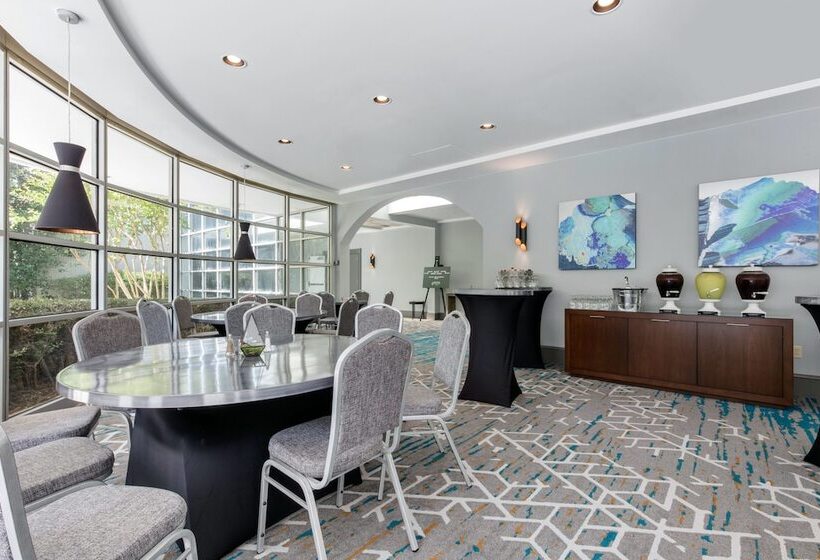 هتل Doubletree By Hilton Birmingham Perimeter Park