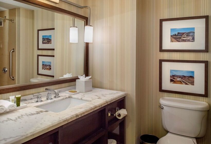 هتل Hilton St. Louis Airport