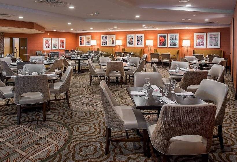 هتل Hilton St. Louis Airport