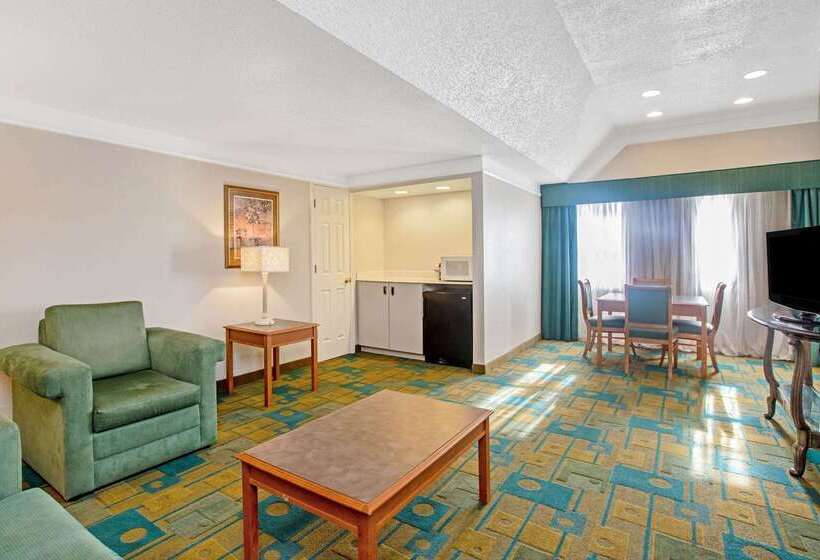 هتل La Quinta Inn By Wyndham El Paso Cielo Vista