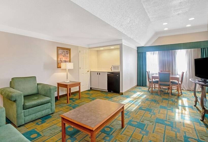 هتل La Quinta Inn By Wyndham El Paso Cielo Vista