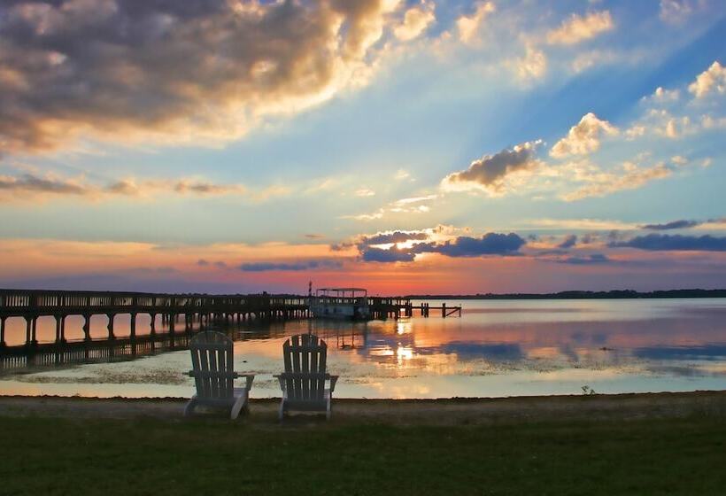 בית מלון כפרי Lakeside Inn On Lake Dora