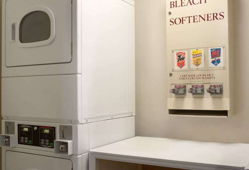 هتل Ramada By Wyndham Newark/wilmington
