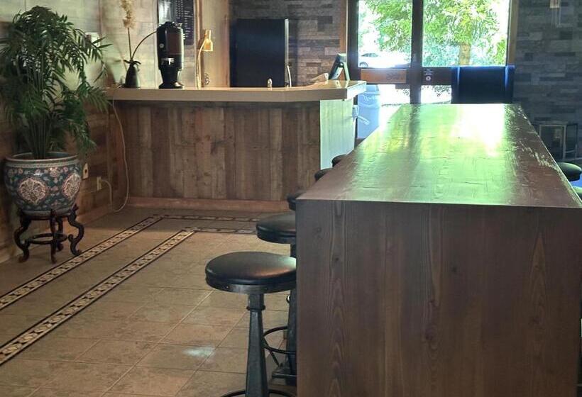 هتل Sojourn Suites Portland Airport