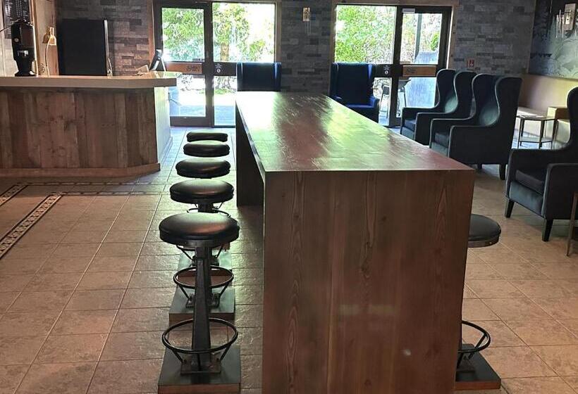 هتل Sojourn Suites Portland Airport