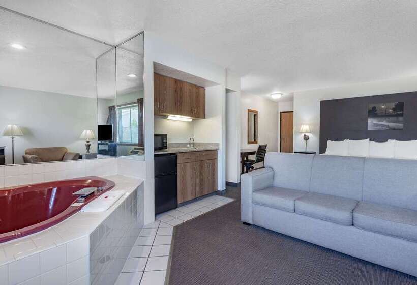 هتل Super 8 By Wyndham La Crosse