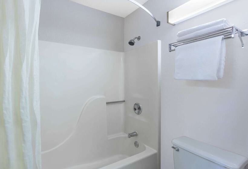 هتل Super 8 By Wyndham Madison South