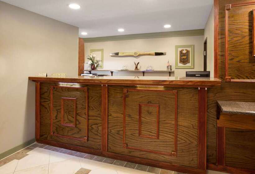 هتل Baymont By Wyndham Oshkosh Airport