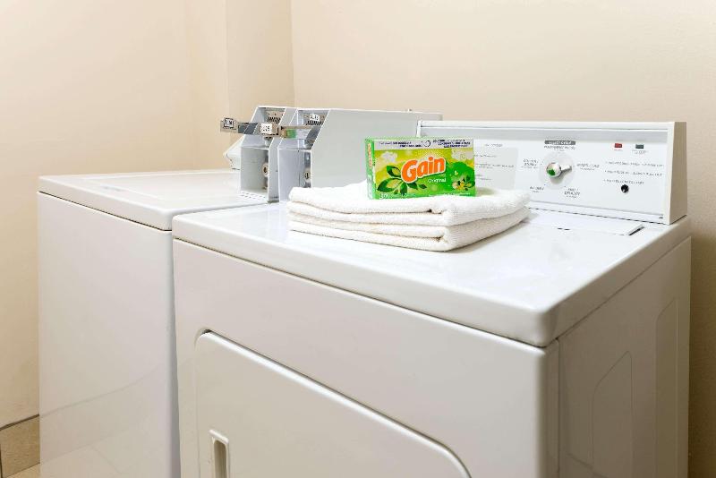 هتل Super 8 By Wyndham Springfield East