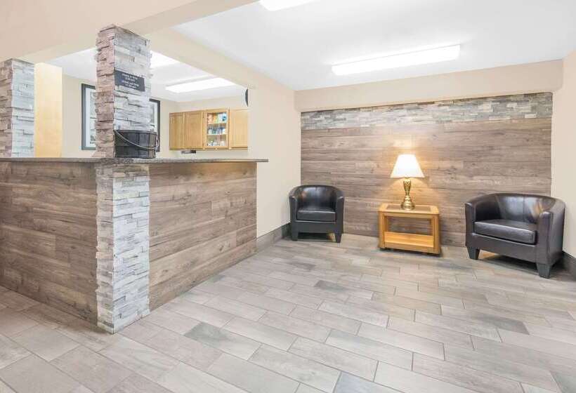 فندق Super 8 By Wyndham Watertown