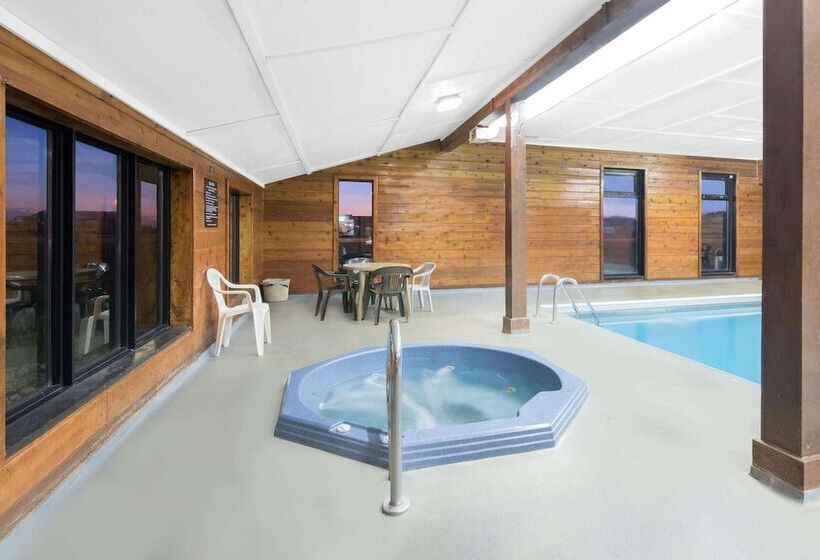 فندق Super 8 By Wyndham Watertown