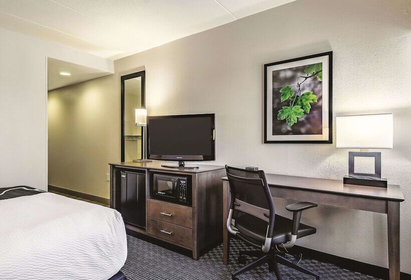 La Quinta Inn & Suites By Wyndham Warwick Providence Airport