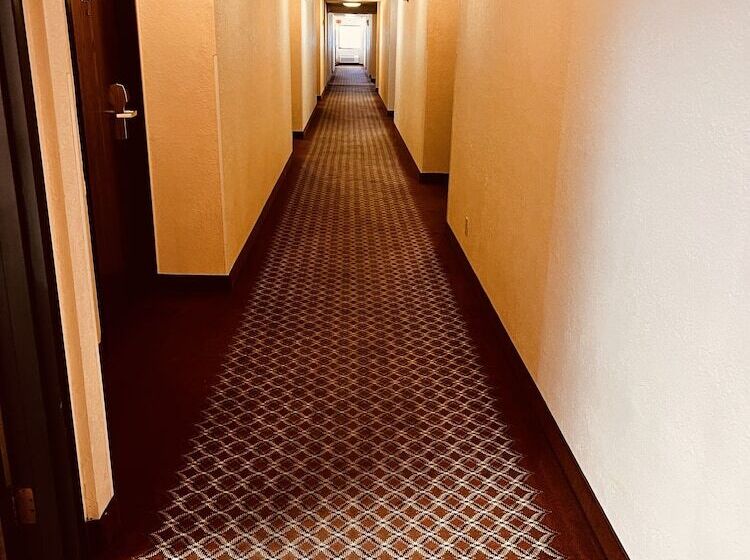 مُتل Super 8 By Wyndham Dodge City