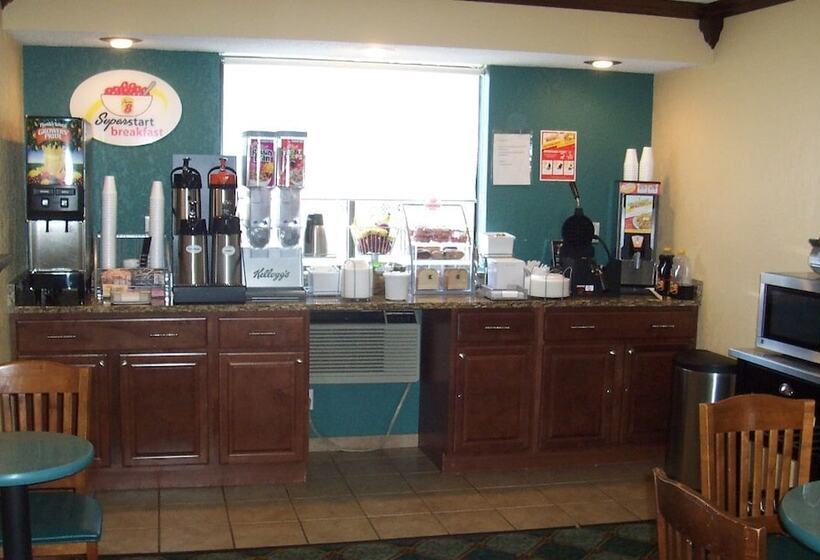 مُتل Super 8 By Wyndham Roseville/detroit Area