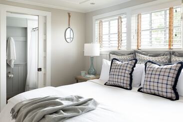 Vineyard Square Hotel & Suites