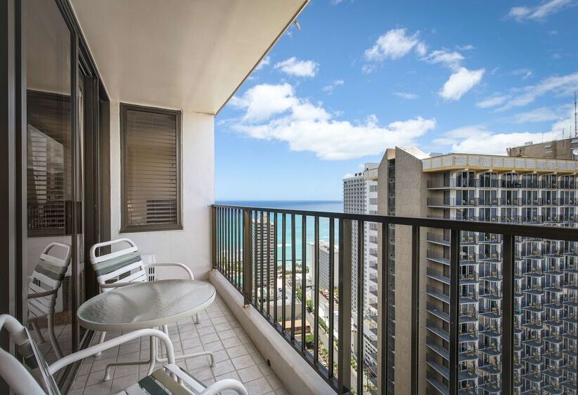 בית מלון כפרי Aston At The Waikiki Banyan