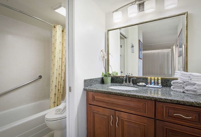 בית מלון כפרי Aston At The Waikiki Banyan