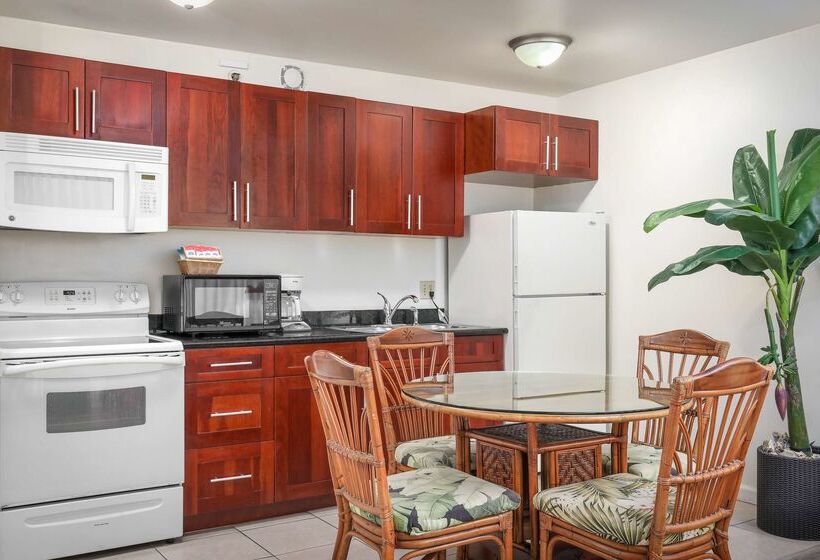 בית מלון כפרי Aston At The Waikiki Banyan