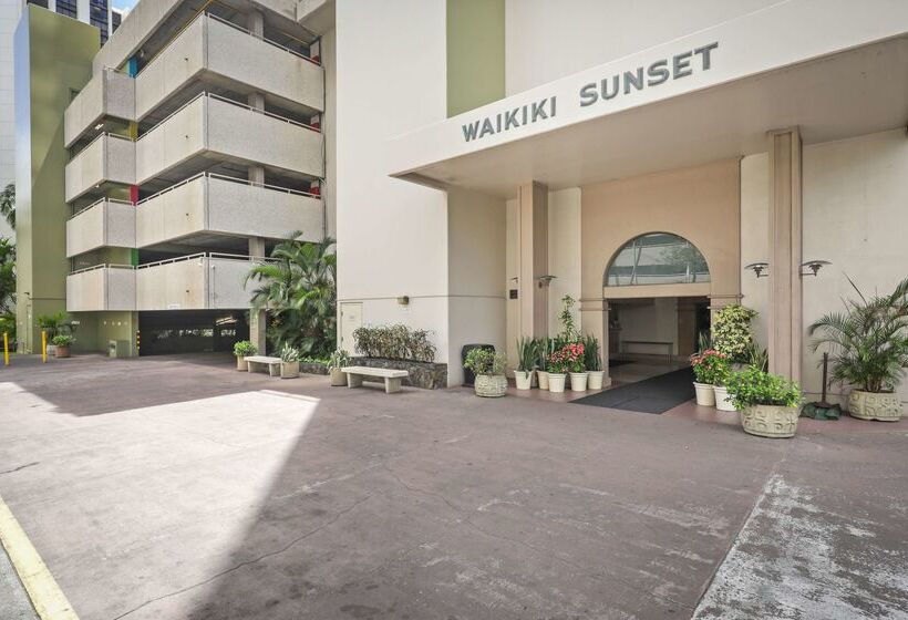 בית מלון כפרי Aston Waikiki Sunset