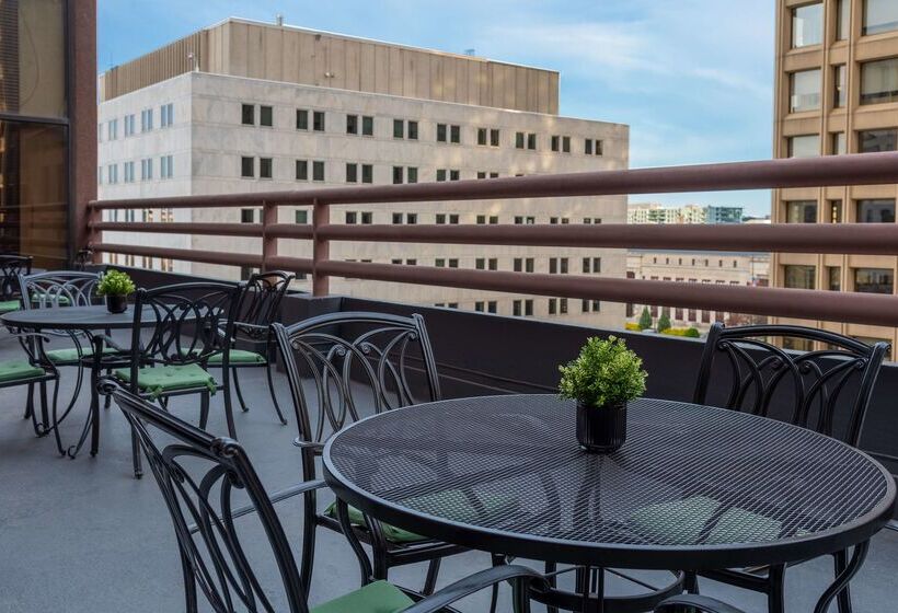 هتل Doubletree Suites By Hilton  Columbus Downtown