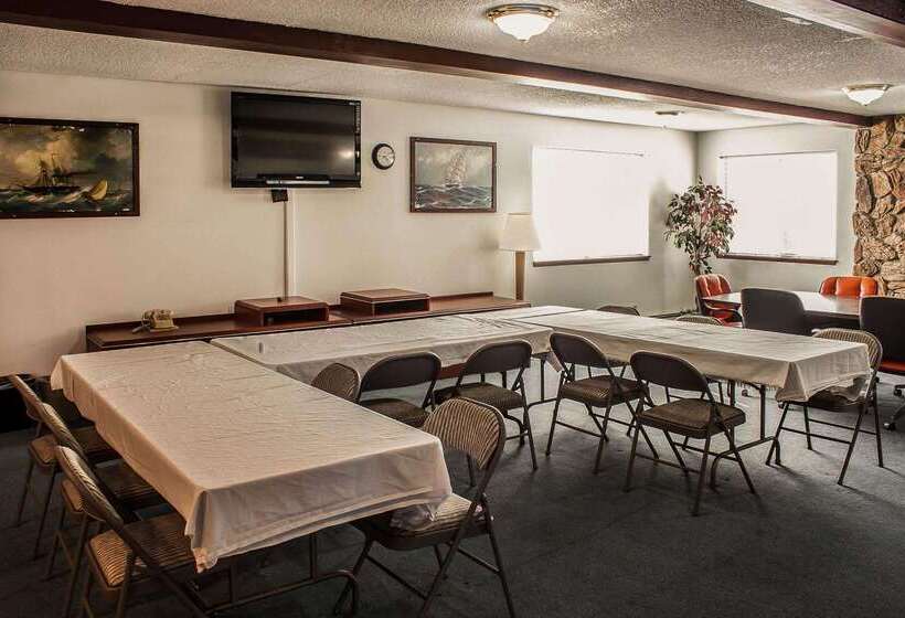 فندق Econo Lodge Inn & Suites