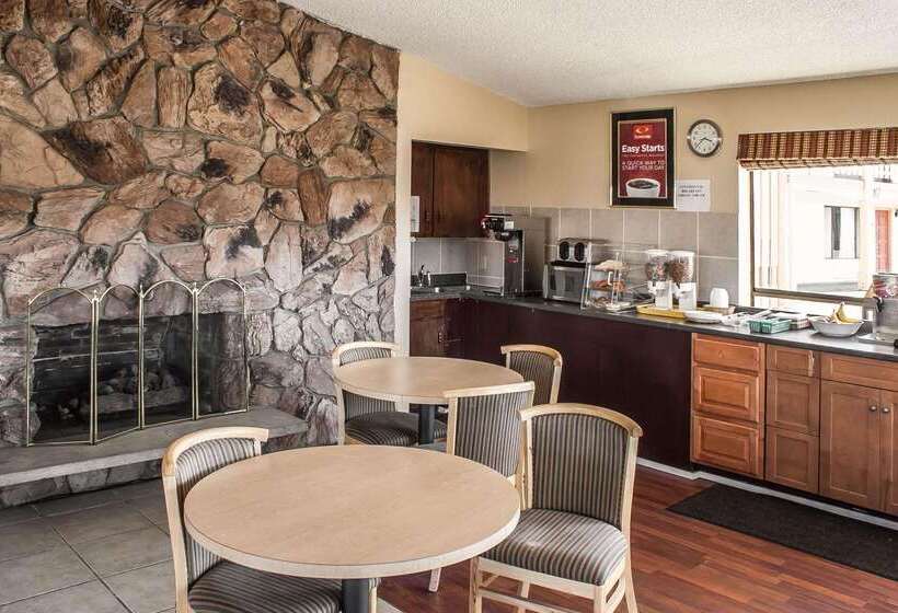 فندق Econo Lodge Inn & Suites