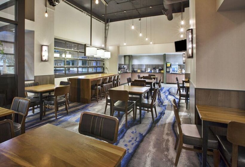 هتل Fairfield Inn & Suites By Marriott Milwaukee Downtown