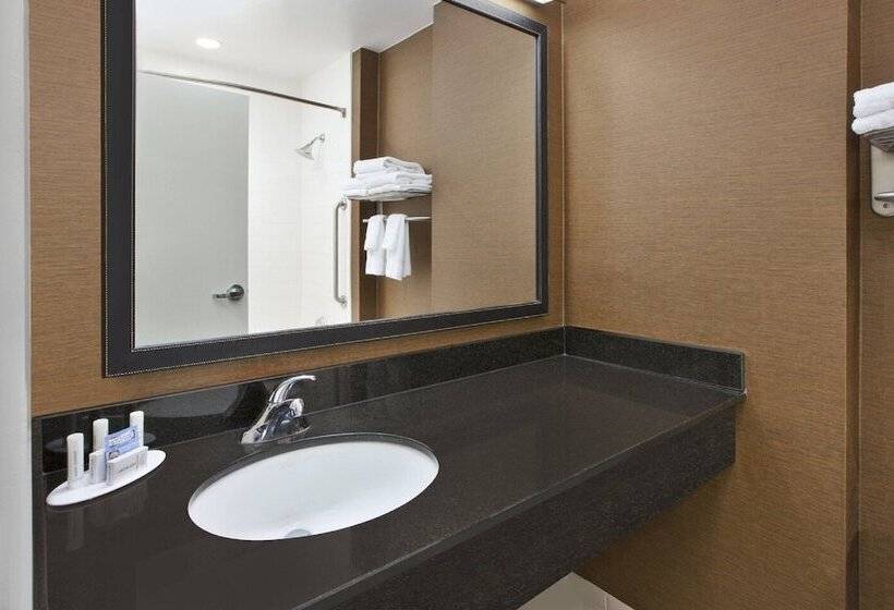 هتل Fairfield Inn & Suites By Marriott Milwaukee Downtown