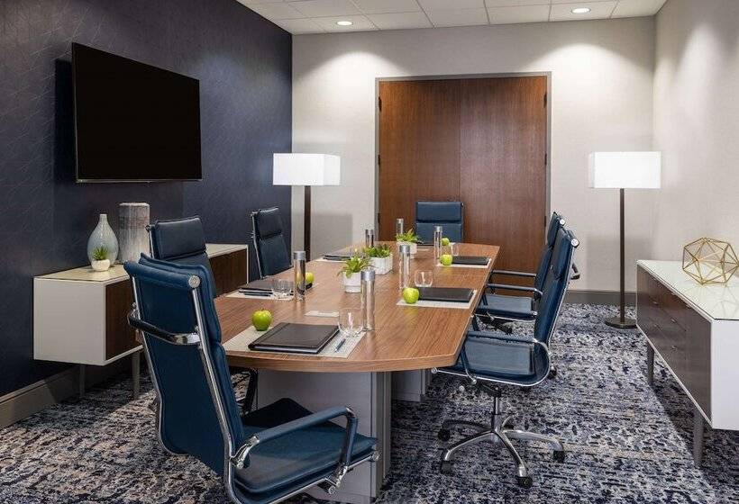 هتل Hilton Houston North