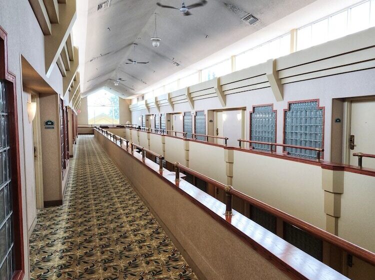 هتل La Quinta By Wyndham Appleton College Avenue