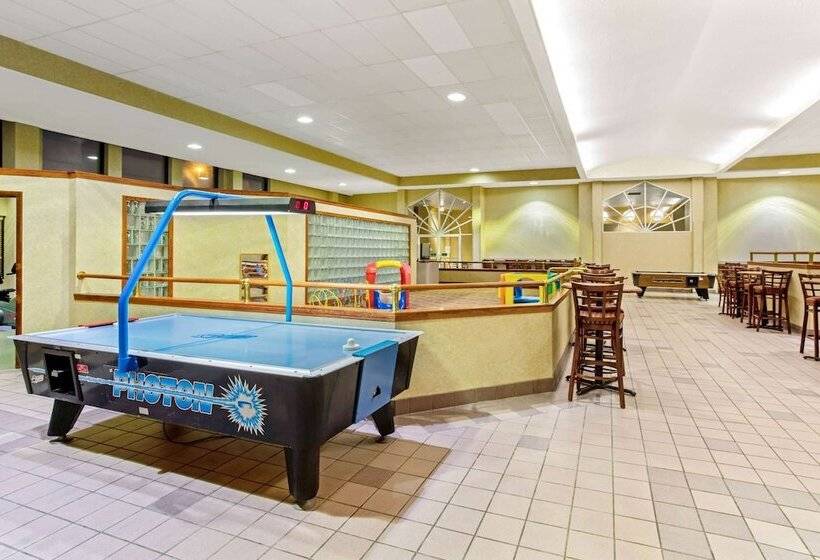 هتل La Quinta By Wyndham Appleton College Avenue