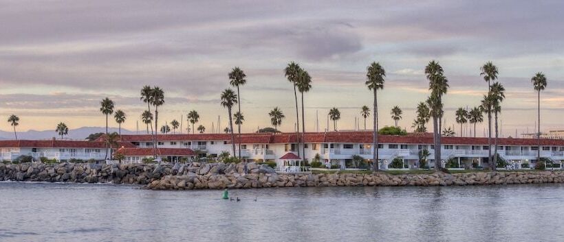 هتل Oceanside Marina Suites  A Waterfront