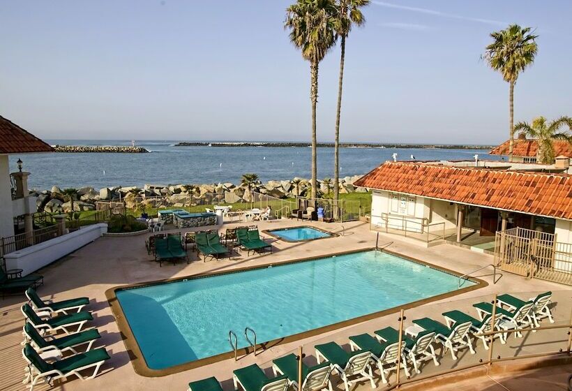 هتل Oceanside Marina Suites  A Waterfront