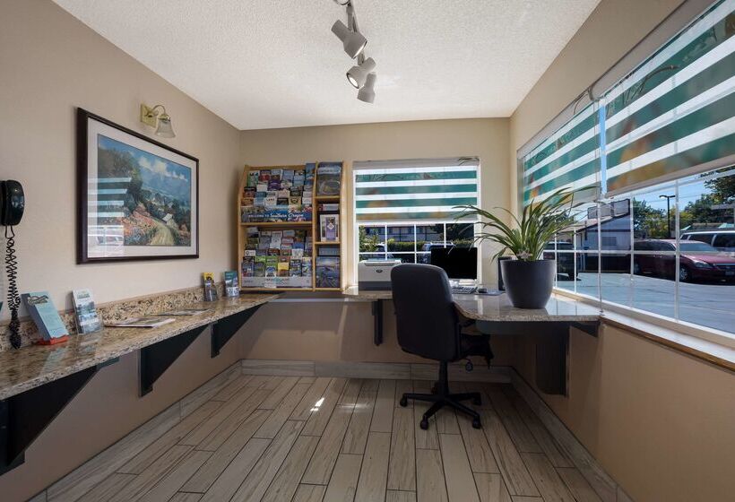 هتل Quality Inn & Suites Medford Airport