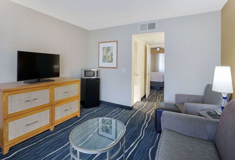 Hotel Ramada By Wyndham Costa Mesa/newport Beach