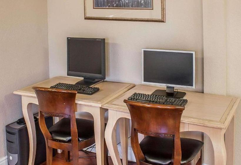 هتل Rodeway Inn & Suites