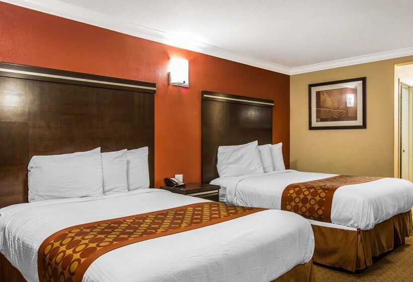 هتل Rodeway Inn & Suites Corona