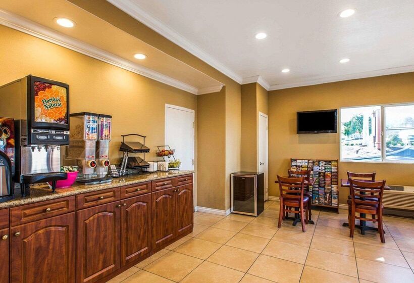 هتل Rodeway Inn & Suites Corona