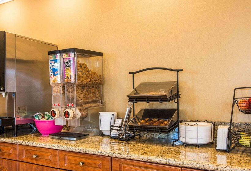 هتل Rodeway Inn & Suites Corona