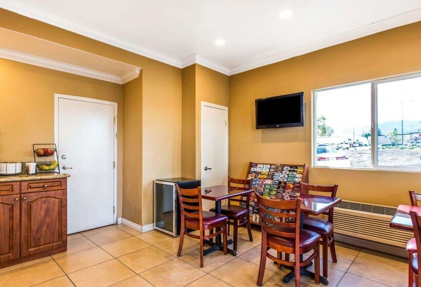 هتل Rodeway Inn & Suites Corona