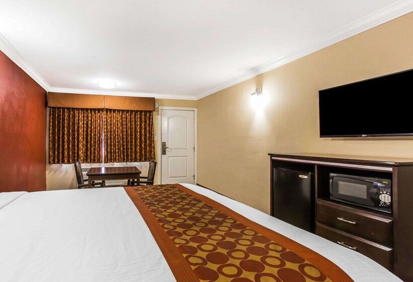 هتل Rodeway Inn & Suites Corona
