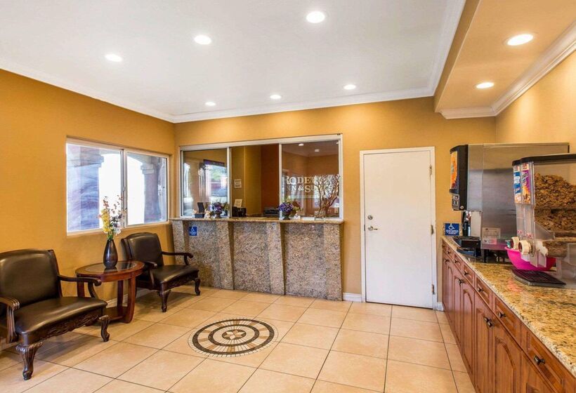 هتل Rodeway Inn & Suites Corona