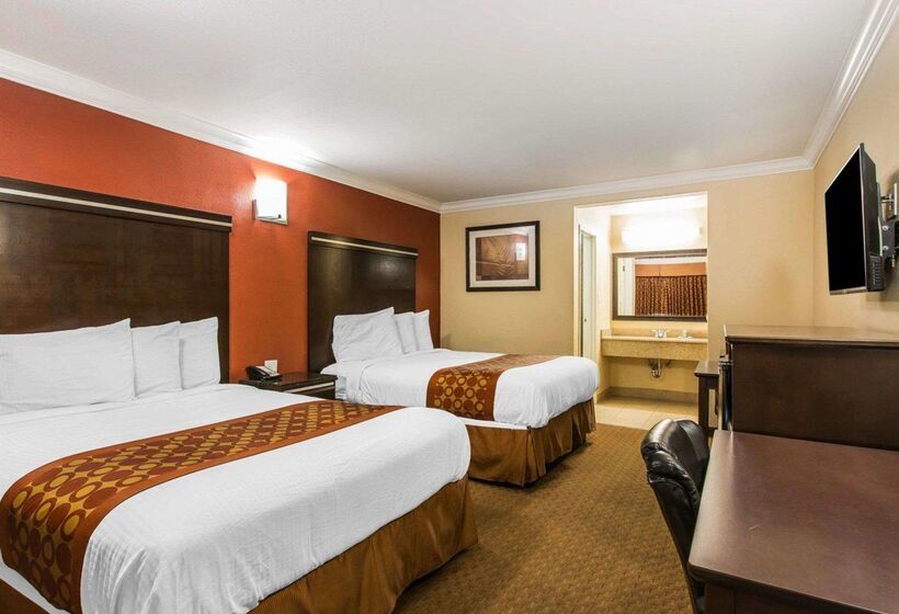 هتل Rodeway Inn & Suites Corona