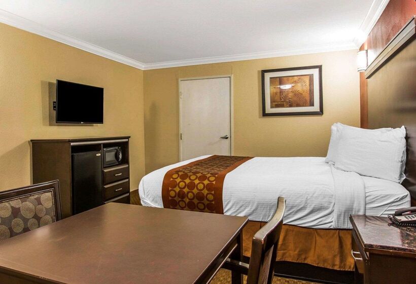 هتل Rodeway Inn & Suites Corona